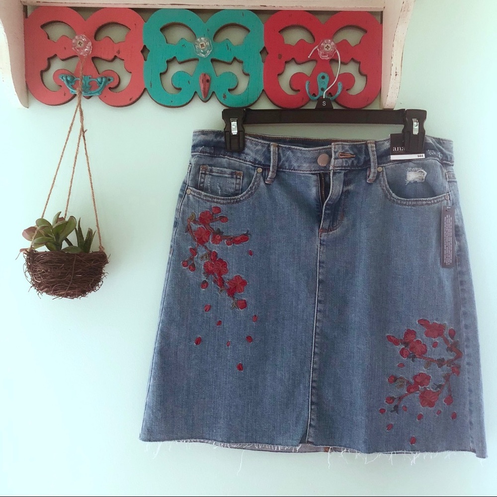 Embroidered denim skirt